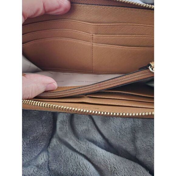 Michael Kors Jet Set Travel Large Continental Wristlet (Camel). - Picture 8 of 13